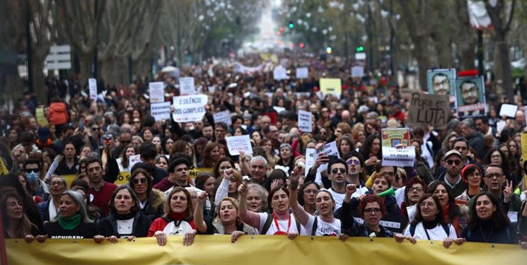 تظاهرات ده‌ها هزار نفری معلمان در لیسبون برای اعتراض به دستمزد