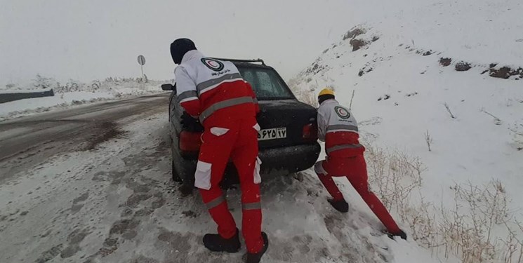 نجات هشت نفر گرفتار در برف و کولاک در تایباد / افت فشار گاز در کمین است