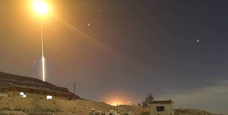 مقابله پدافند هوایی سوریه با موشک‌های جنگنده‌های رژیم صهیونیستی در آسمان دمشق