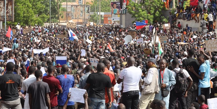 نیجری‌های خشمگین، مقابل سفارت فرانسه تظاهرات کردند+فیلم